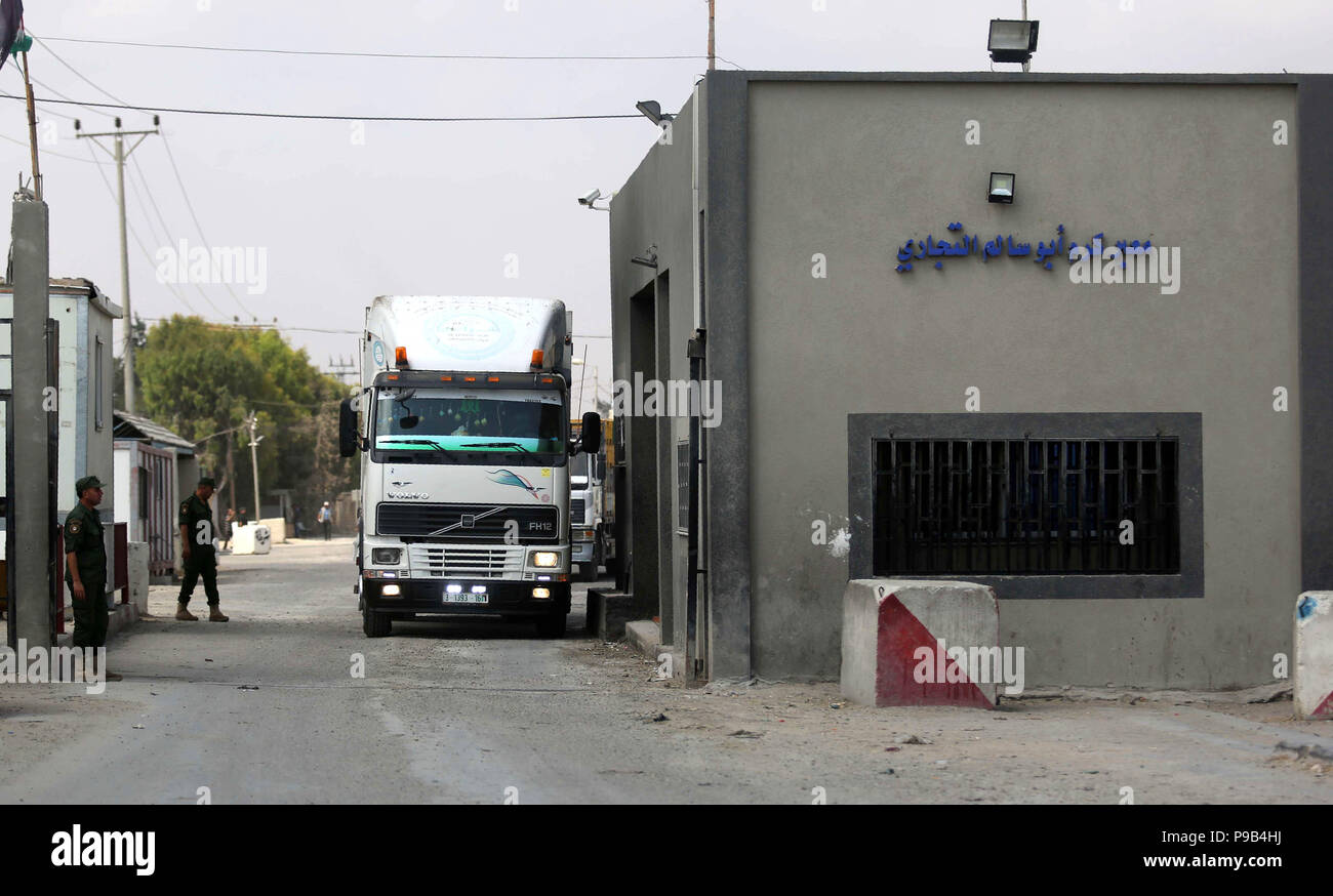 Gate across crossing point hi-res stock photography and images - Alamy