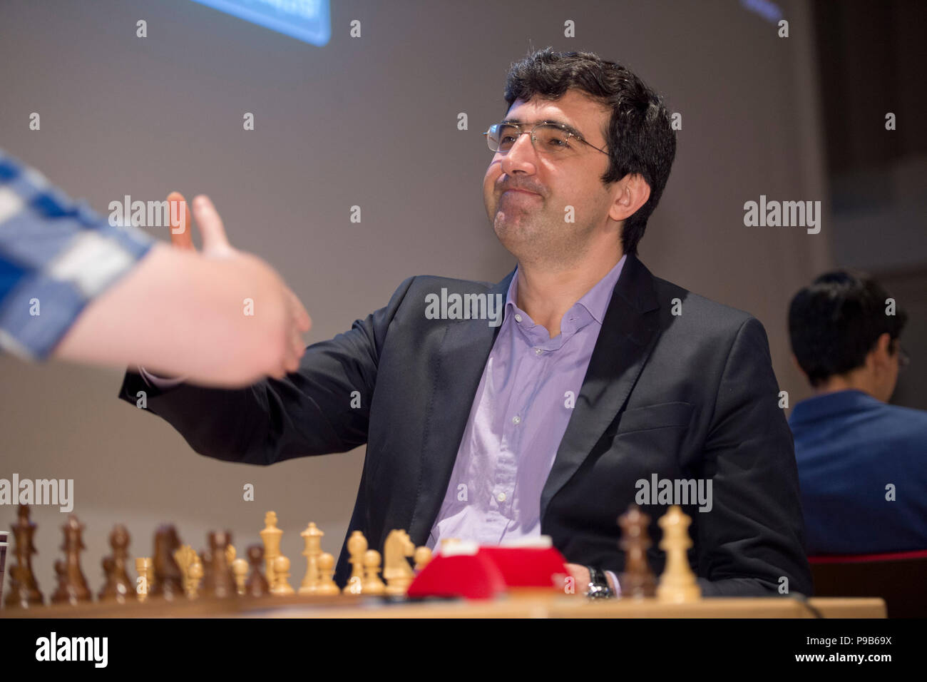 dpa) - Russian World Chess Champion Vladimir Kramnik (L) plays against  Hungarian Grandmaster Peter Leko (R) during the 2004 Dortmund Chess Meeting  in Dortmund, Germany, 23 April 2004. The event takes place