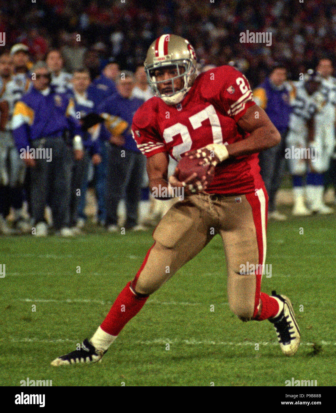 San Francisco, California, USA. 18th Dec, 1995. San Francisco 49ers vs.  Minnesota Vikings at Candlestick Park Monday, December 18, 1995. 49ers beat  Vikings 37-30. Minnesota Vikings quarterback Warren Moon (1) and running