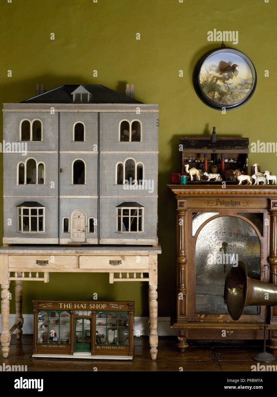 Doll's house antique hires stock photography and images Alamy