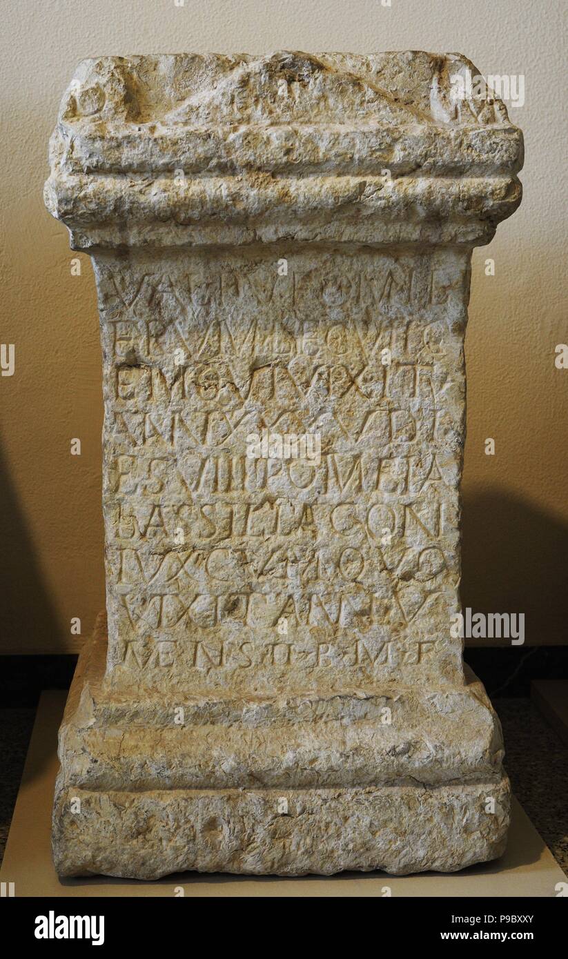 Roman altar stone. 3rd century. Dedicated to Valerius Rufus, dead at 35 years ago and 8 days. Frumentarius from Legio VII Gemina. Dedicada by his wife Pompeia Bassilia, lived together 5 years and 2 months. National Archaeological Museum, Tarragona. Spain. Stock Photo