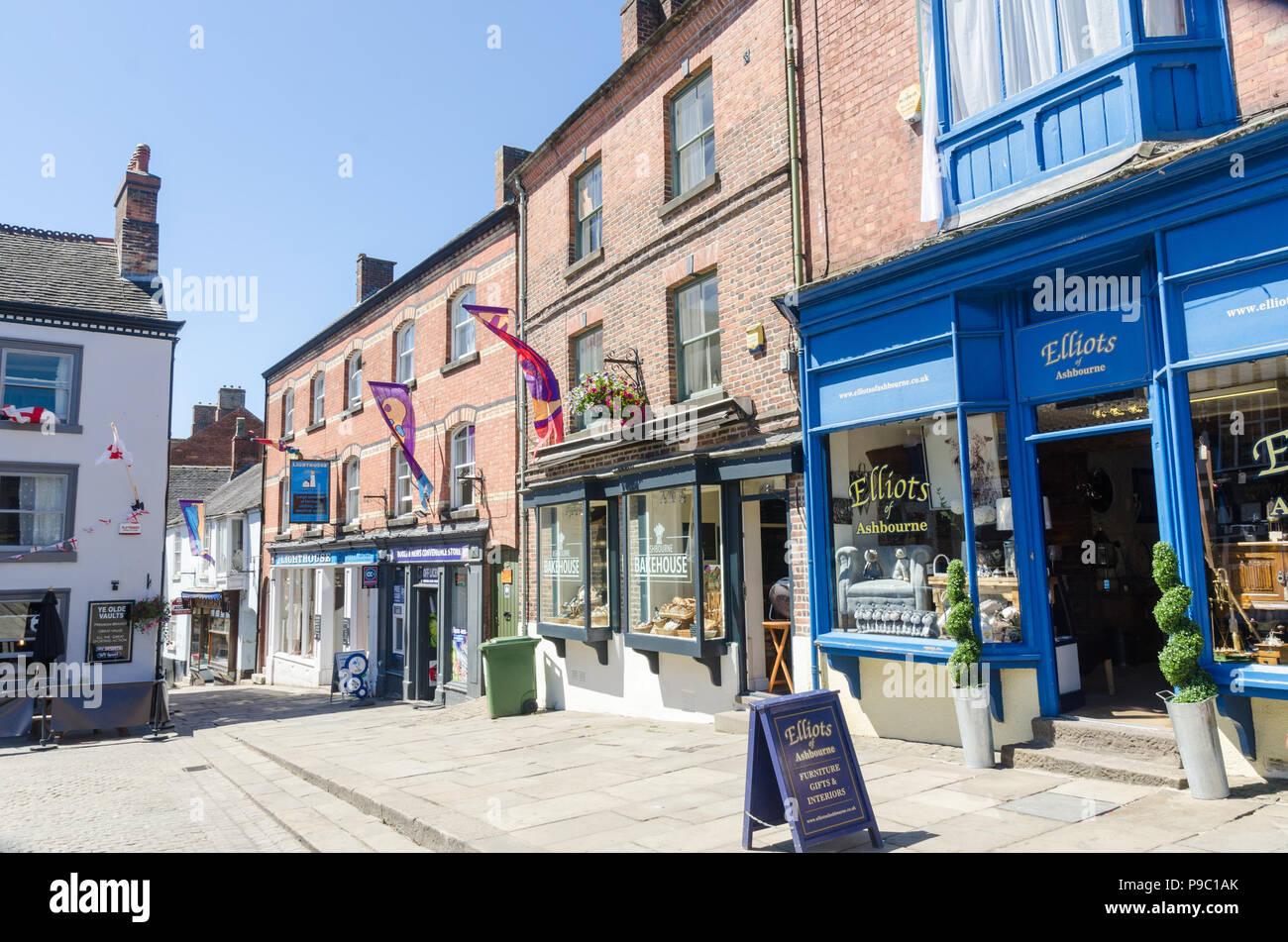 Shops and cafes in Victoria Square in the Derbyshire Dales market town of Ashbourne Stock Photo