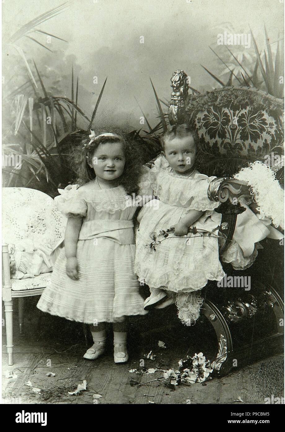 Portrait of Grand Duchesses Olga Nikolaevna of Russia (1895-1918) and Tatiana Nikolaievna of Russia (1897-1918). Museum: State History Museum, Moscow. Stock Photo