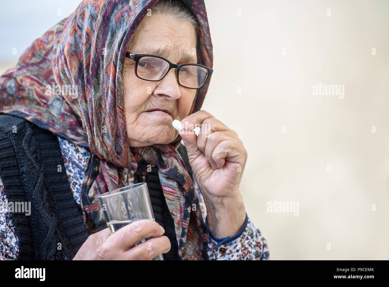 Плачущая бабушка. Бабушка марины вернулась из аптеки страшно рассерженная. Бабушка марины вернулась из аптеки страшно рассерженная. Фото бабы люды. Бабушка марины вернулась из аптеки страшно рассерженная.