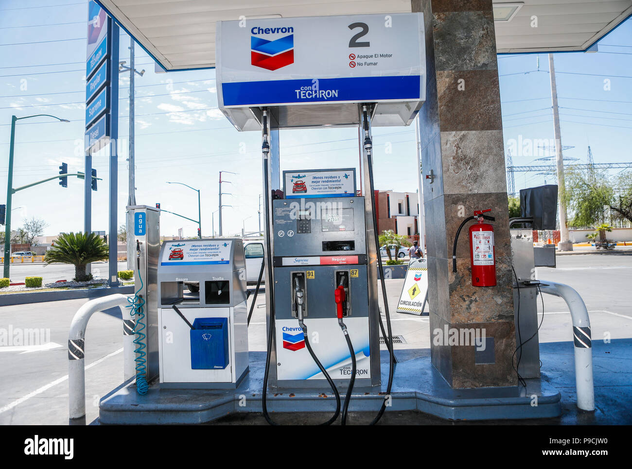 Chevron Gas Station Stock Photos & Chevron Gas Station Stock Images Alamy