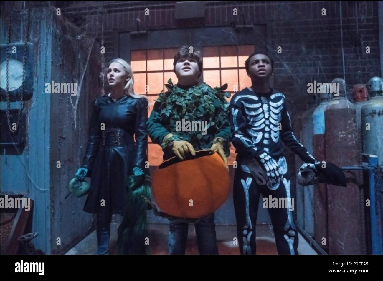 GOOSEBUMPS 2: HAUNTED HALLOWEEN 2018 Columbia Pictures film with from left: Wendi McLendon-Covey, Jeremy Ray Taylor, Caleel Harris Stock Photo