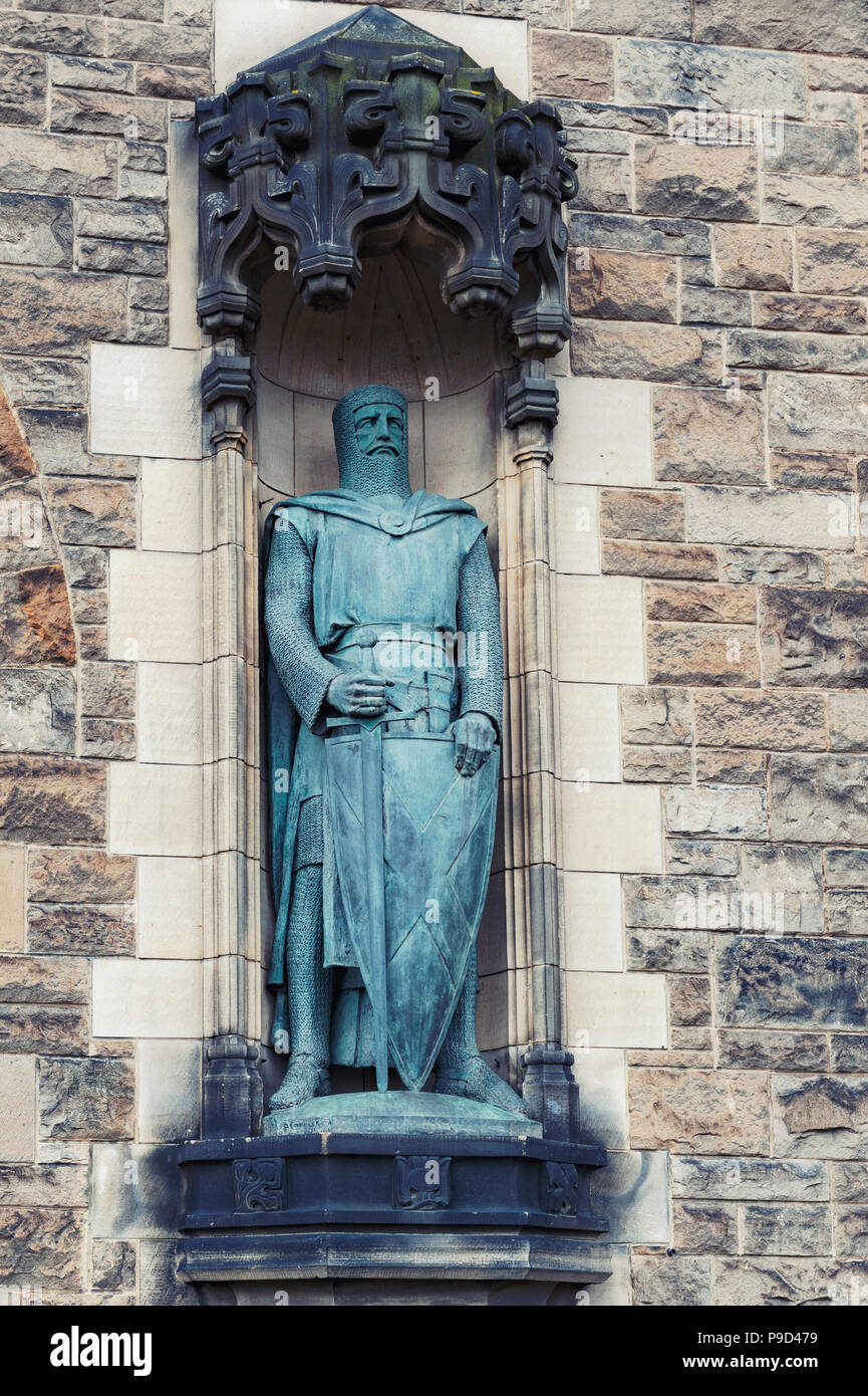 Statues of William Wallace by Alexander Carrick at the Gatehouse, main entrance to Edinburgh Castle, landmark of Edinburgh City, Scotland, UK Stock Photo