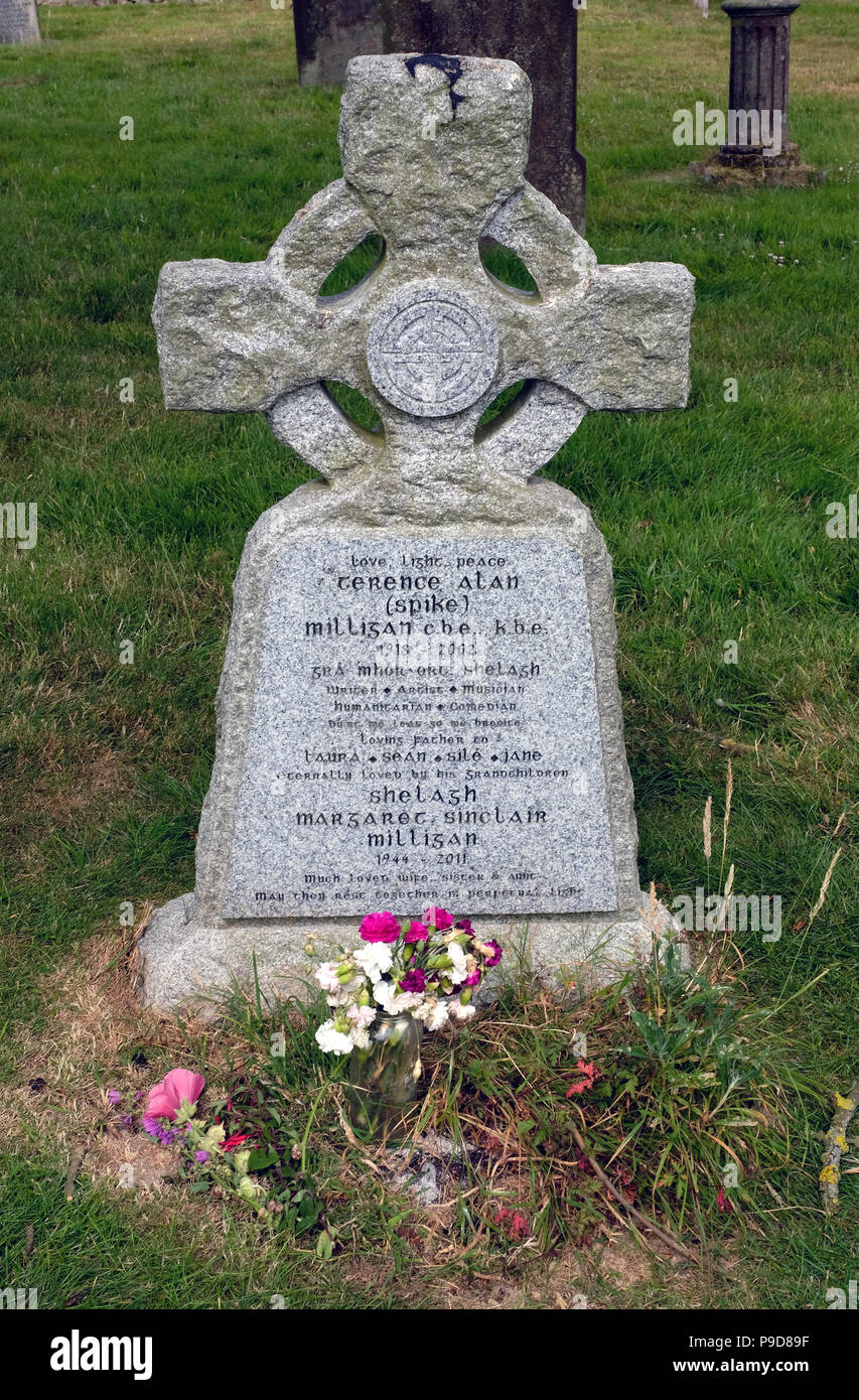 The headstone of Spike Milligan's grave in St Thomas Church in Winchelsea, East Sussex, UK.  He had once quipped that he wanted his headstone to bear the words 'I told you I was ill.' He was buried at St Thomas' churchyard but the Chichester diocese refused to allow this epitaph. A compromise was reached with the Irish translation of 'I told you I was ill', Dúirt mé leat go raibh mé breoite and in English, 'Love, light, peace'. The additional epitaph 'Grá mór ort Shelagh' can be read as 'Great love for you Shelagh'. Stock Photo