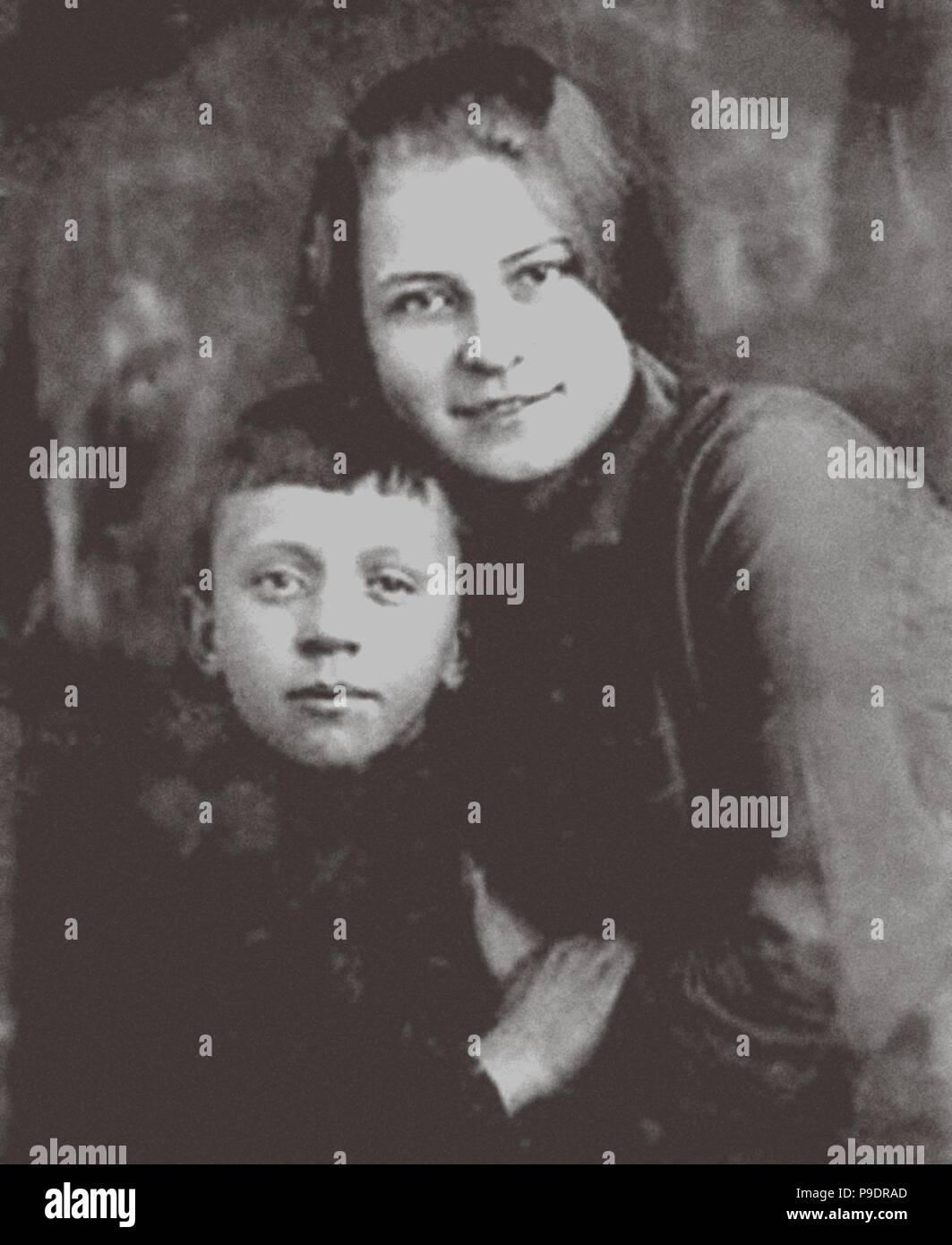 Alexandra Yesenina With The Yesenin S Son Yuri Izryadnov Museum Private Collection Stock Photo Alamy