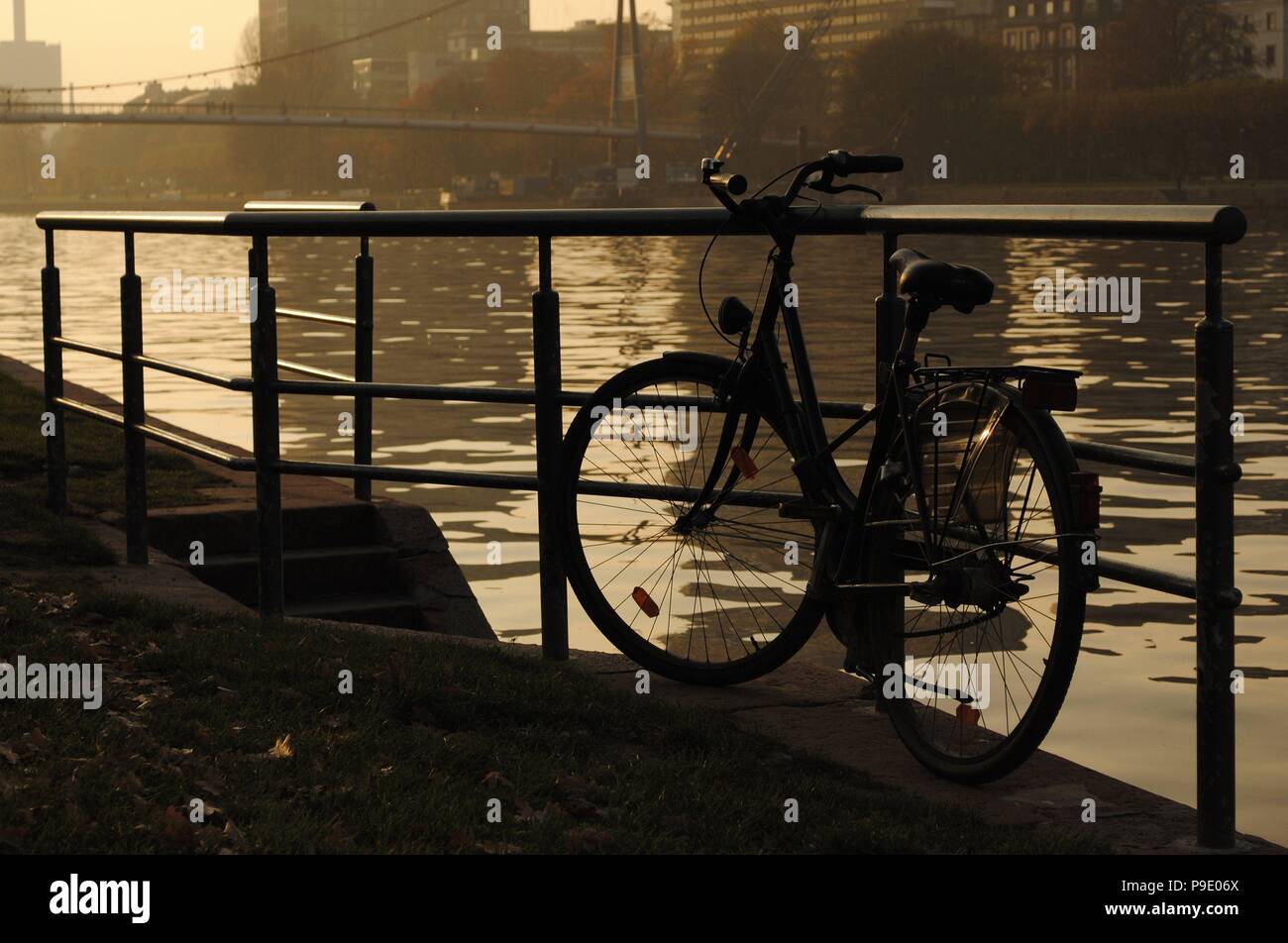 Alemania. Frankfurt. Bicicleta aparcada a orillas del río Meno. Estado  Federal de Hesse Stock Photo - Alamy