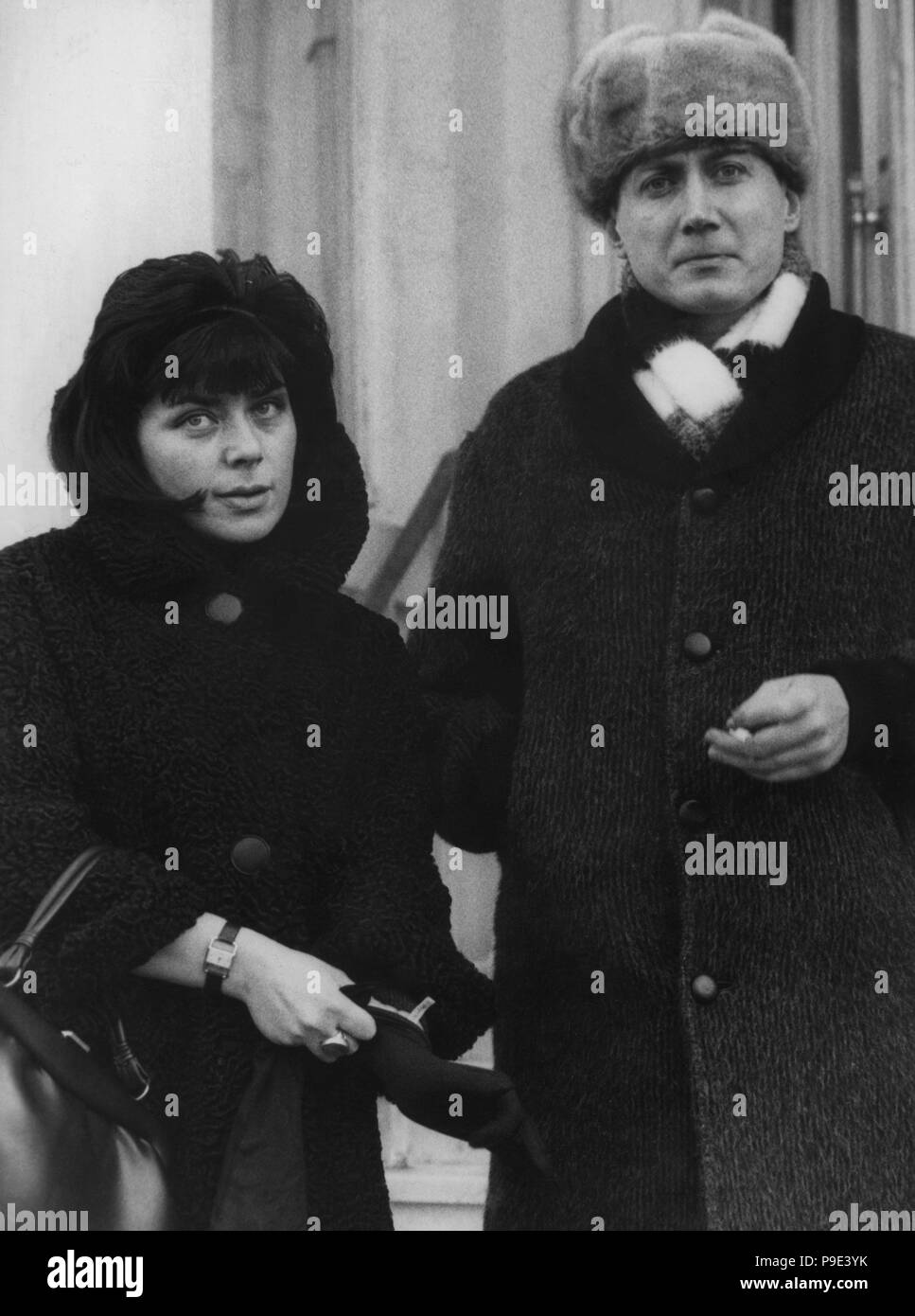 Jewgenij Yevtushenko (1933-2017), escritor y poeta soviético, de visita con su esposa a la ciudad de Hamburgo, República Federal de Alemania en 1963. Stock Photo