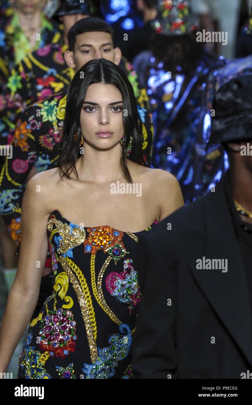 MILAN, ITALY - SEPTEMBER 22: Kendall Jenner Walks The Runway At The Versace  Show During Milan Fashion Week Spring/Summer 2018 On September 22, 2017 In  Milan, Italy. Stock Photo, Picture and Royalty Free Image. Image 113014004.