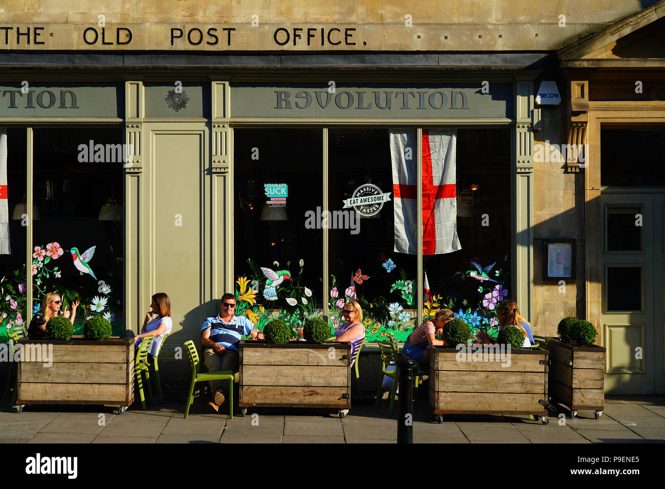 People drinking on the terrace of a bar in Bath, UK. Photo date: Thursday, July 5, 2018. Photo: Roger Garfield/Alamy Stock Photo