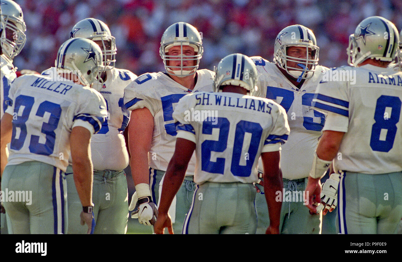 San Francisco, California, USA. 17th Jan, 1993. San Francisco 49ers vs.  Dallas Cowboys at Candlestick Park Sunday, January 17,1993. Cowboys beat  49ers 30-20. Dallas Cowboys quarterback Troy Aikman (8) fakes hand off