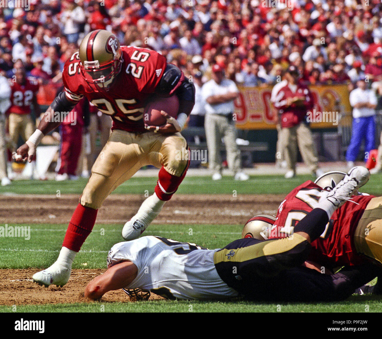San Francisco, California, USA. 19th Sep, 1999. San Francisco 49ers vs. New  Orleans Saints at Candlestick Park Sunday, September 19, 1999. 49ers beat  Saints 28-21. San Francisco 49ers running back Charlie Garner