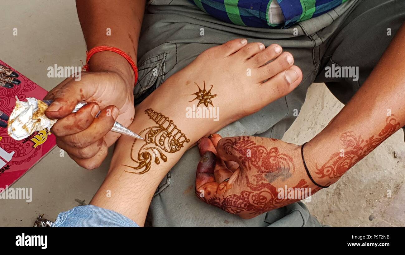Kathmandu, Nepal. 17th July, 2018. A girl gets Mehendi (Henna tattoos) on the first day of the holy Hindu month of Shrawan in Kathmandu, Nepal, July 17, 2018. The Shrawan month is Kathmandu, Nepal. 17th July, 2018. A girl gets Mehendi (Henna tattoos) on the first day of the holy Hindu month of Shrawan in Kathmandu, Nepal, July 17, 2018. The Shrawan month is