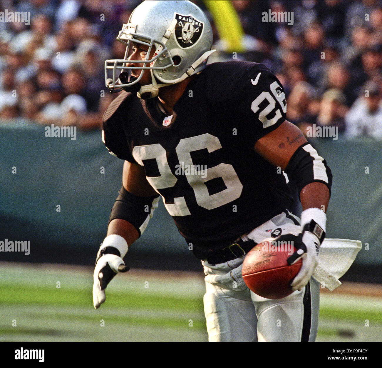 Oakland, California, USA. 1st Dec, 1996. Oakland Raiders vs. Miami Dolphins  at Oakland Alameda County Coliseum Sunday, December 1, 1996. Raiders beat  Dolphins 17-7. Oakland Raiders quarterback Jeff Hostetler Credit: Al  Golub/ZUMA