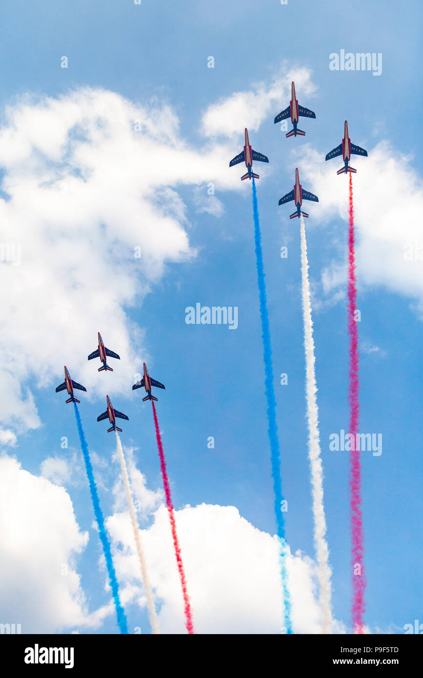 Jets fly over paris on hires stock photography and images Alamy