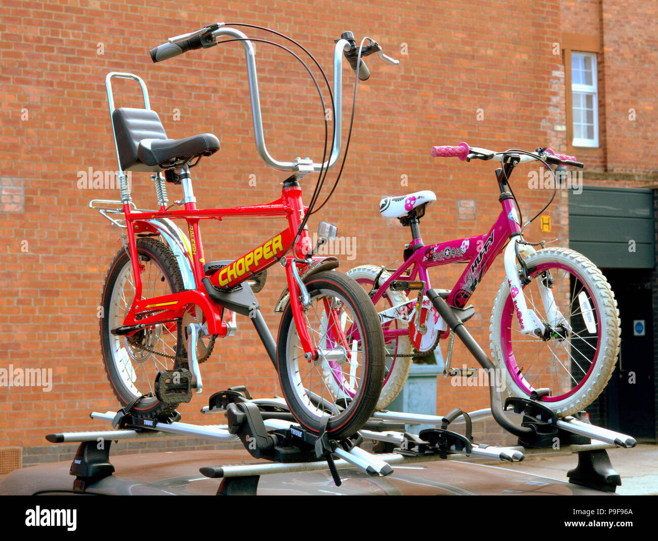 Glasgow, Scotland, UK 18th July. UK Weather:Sunny weather brings out locals and tourists  children's bikes on a car roof in the city.s Partick as the tour de france obviously encourages the younger rider out. Gerard Ferry/Alamy news Stock Photo