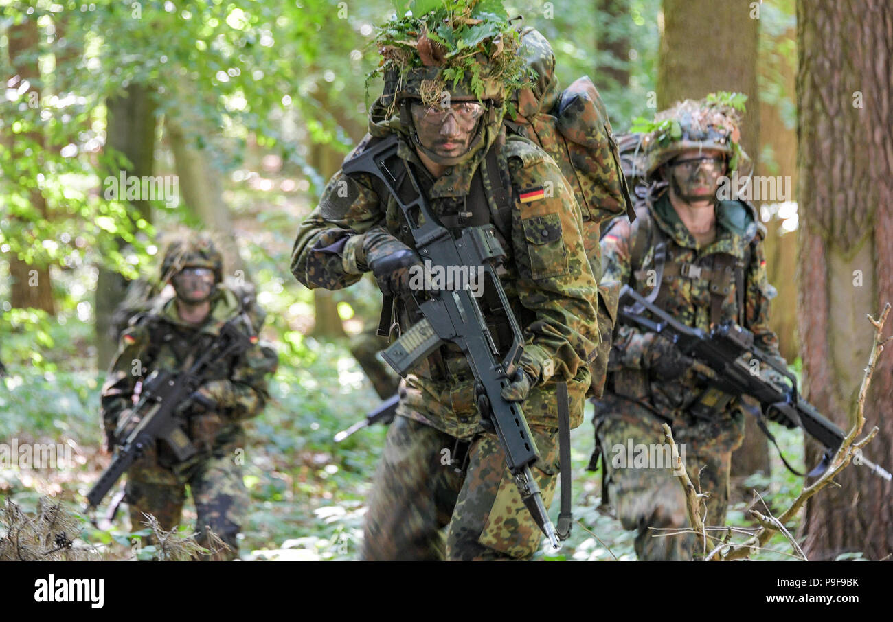 Hagenow, Germany. 18th July, 2018. Soldiers from the Panzergrenadier batallion 401 taking part in combat training. The German armed forces wants to enhance physical perfromace with a new basic training. The inspector of the army, Lieutenant General Vollmer, presented a pilot project and offered an insight into the concept of the new training at different stations. Credit: Axel Heimken/dpa/Alamy Live News Stock Photo