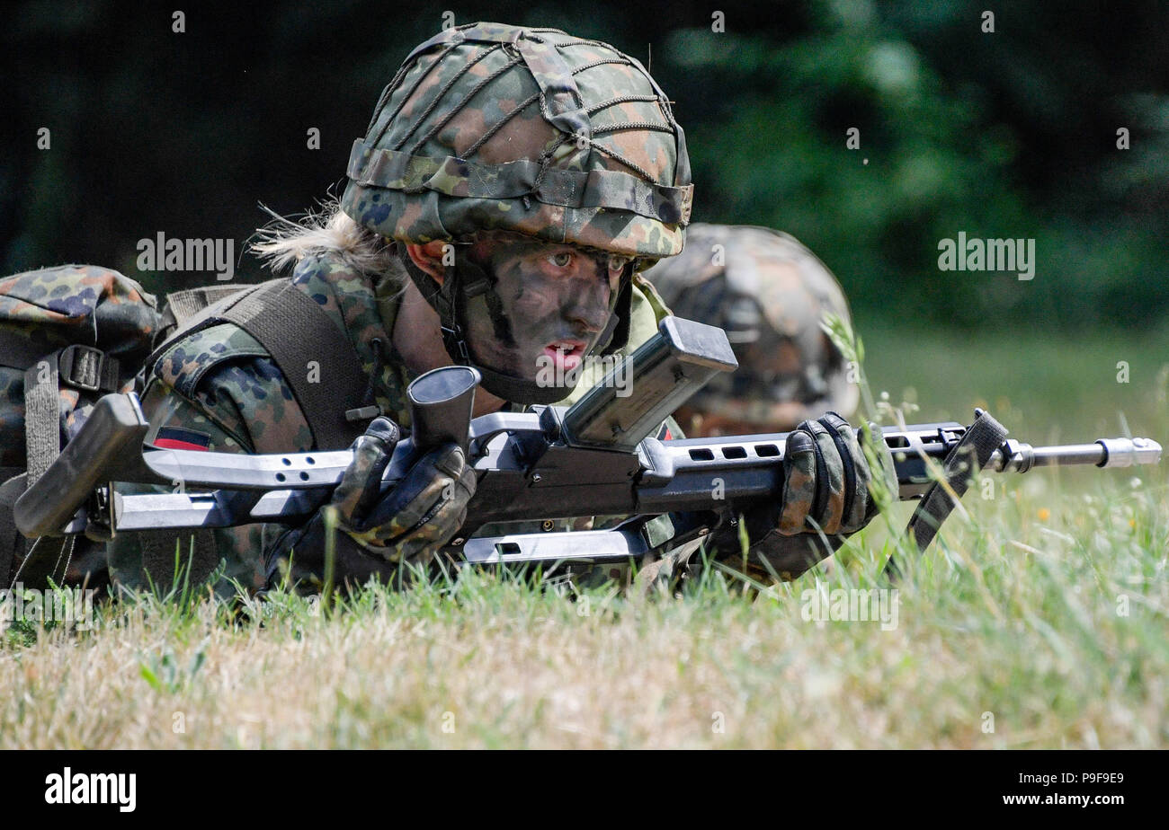 Hagenow, Germany. 18th July, 2018. A soldier from the Panzergrenadier batallion 401 taking part in combat training. The German armed forces wants to enhance physical perfromace with a new basic training. The inspector of the army, Lieutenant General Vollmer, presented a pilot project and offered an insight into the concept of the new training at different stations. Credit: Axel Heimken/dpa/Alamy Live News Stock Photo