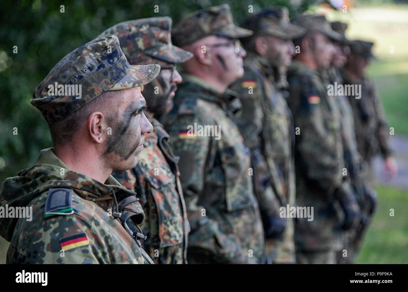 Hagenow, Germany. 18th July, 2018. Soldiers from the Panzergrenadier batallion 401 preparing for combat training. The German armed forces wants to enhance physical performance with a new basic training. The inspector of the army, Lieutenant General Vollmer, presented a pilot project and offered an insight into the concept of the new training at different stations. Credit: Axel Heimken/dpa/Alamy Live News Stock Photo