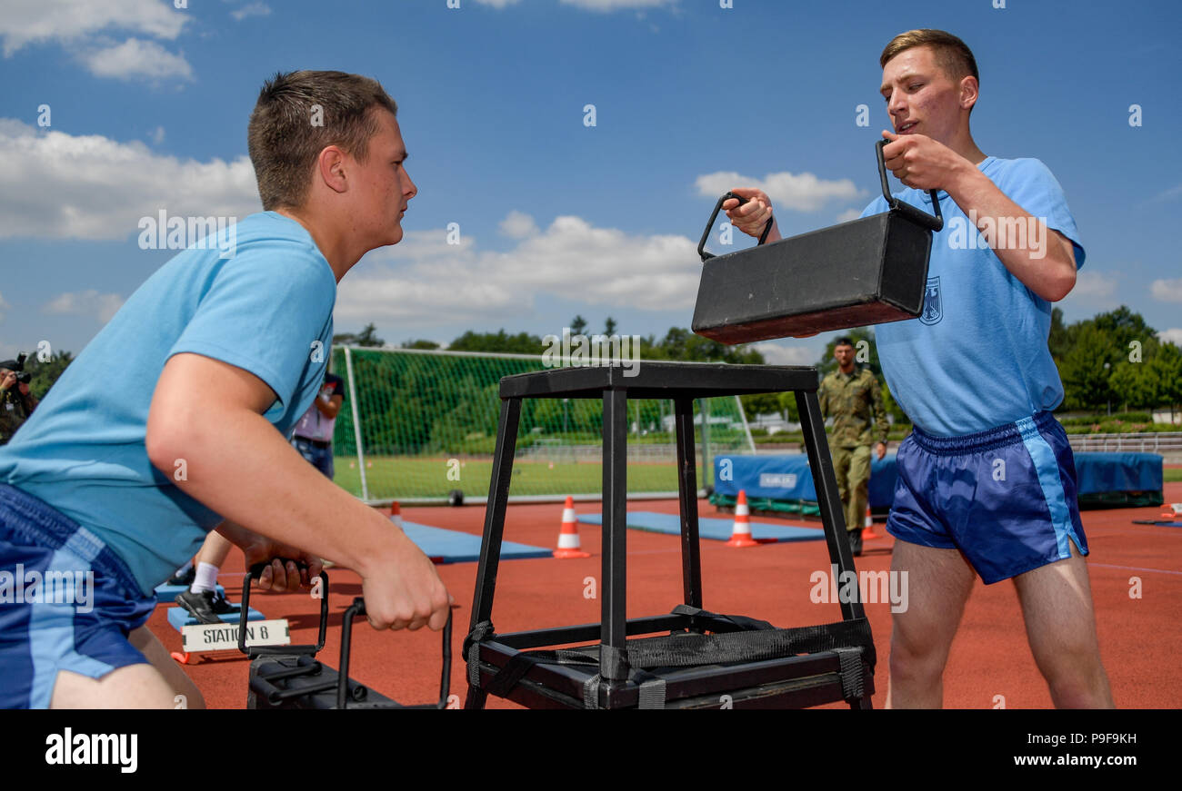 Hagenow, Germany. 18th July, 2018. Soldiers from the Panzergrenadier batallion 401 taking part in a fitness test. The German armed forces wants to enhance physical performance with a new basic training. The inspector of the army, Lieutenant General Vollmer, presented a pilot project and offered an insight into the concept of the new training at different stations. Credit: Axel Heimken/dpa/Alamy Live News Stock Photo
