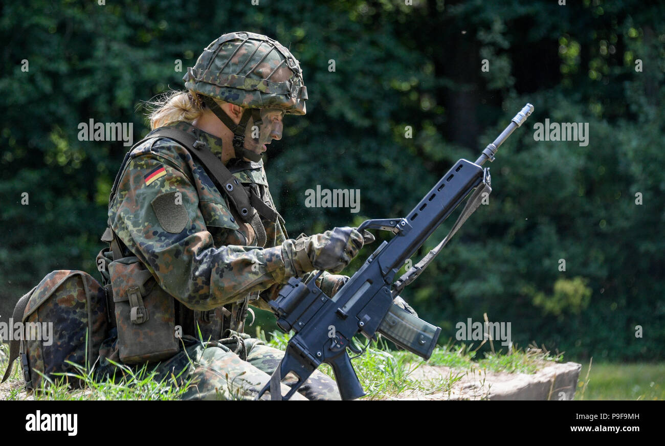 Hagenow, Germany. 18th July, 2018. A soldier from the Panzergrenadier batallion 401 taking part in combat training. The German armed forces wants to enhance physical performance with a new basic training. The inspector of the army, Lieutenant General Vollmer, presented a pilot project and offered an insight into the concept of the new training at different stations. Credit: Axel Heimken/dpa/Alamy Live News Stock Photo