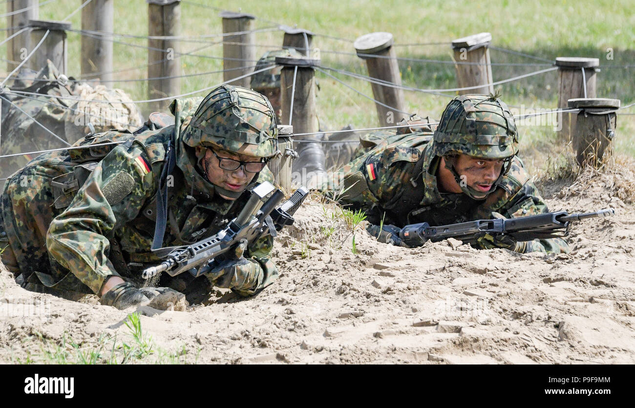 Hagenow, Germany. 18th July, 2018. Soldiers from the Panzergrenadier batallion 401 taking part in combat training. The German armed forces wants to enhance physical performance with a new basic training. The inspector of the army, Lieutenant General Vollmer, presented a pilot project and offered an insight into the concept of the new training at different stations. Credit: Axel Heimken/dpa/Alamy Live News Stock Photo