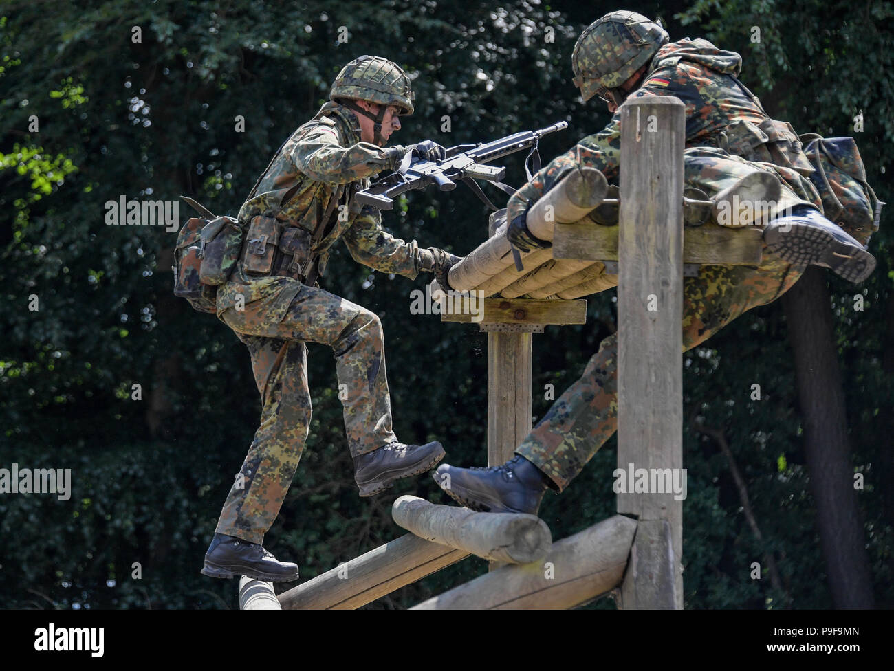 Hagenow, Germany. 18th July, 2018. Soldiers from the Panzergrenadier batallion 401 taking part in combat training. The German armed forces wants to enhance physical performance with a new basic training. The inspector of the army, Lieutenant General Vollmer, presented a pilot project and offered an insight into the concept of the new training at different stations. Credit: Axel Heimken/dpa/Alamy Live News Stock Photo
