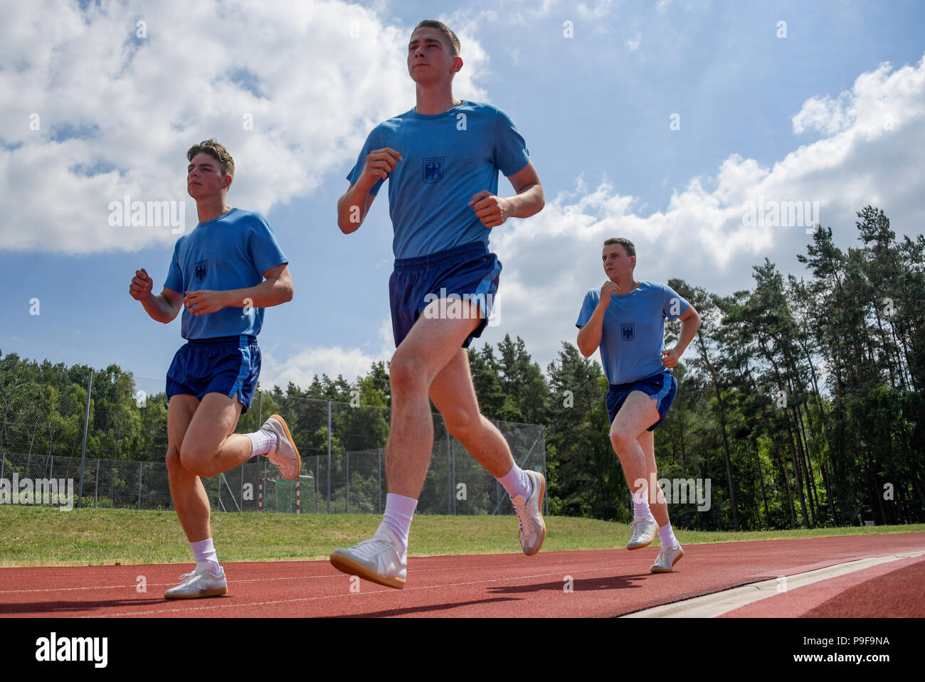 Hagenow, Germany. 18th July, 2018. Soldiers from the Panzergrenadier batallion 401 taking part in a fitness test. The German armed forces wants to enhance physical performance with a new basic training. The inspector of the army, Lieutenant General Vollmer, presented a pilot project and offered an insight into the concept of the new training at different stations. Credit: Axel Heimken/dpa/Alamy Live News Stock Photo