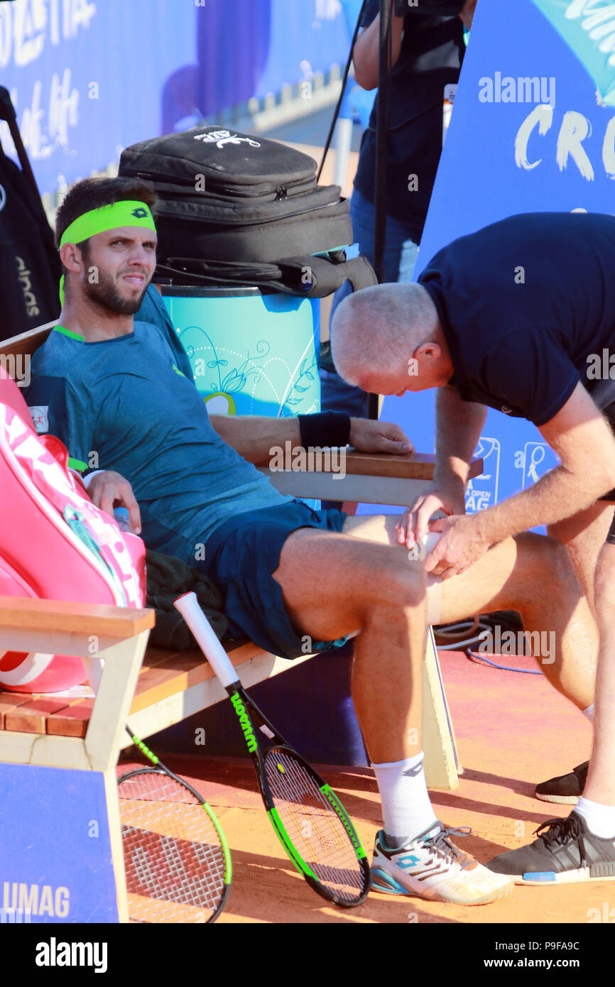 Umag, Croatia. 18th July 2018. CROATIA, Umag: Medical time out for Jiri Vesely during the singles match Vesely v Cecchinato at the ATP 29th Plava laguna Croatia Open Umag tournament at the at the Goran Ivanisevic ATP Stadium, on July 18, 2018 in Umag. Credit: Andrea Spinelli/Alamy Live News Stock Photo