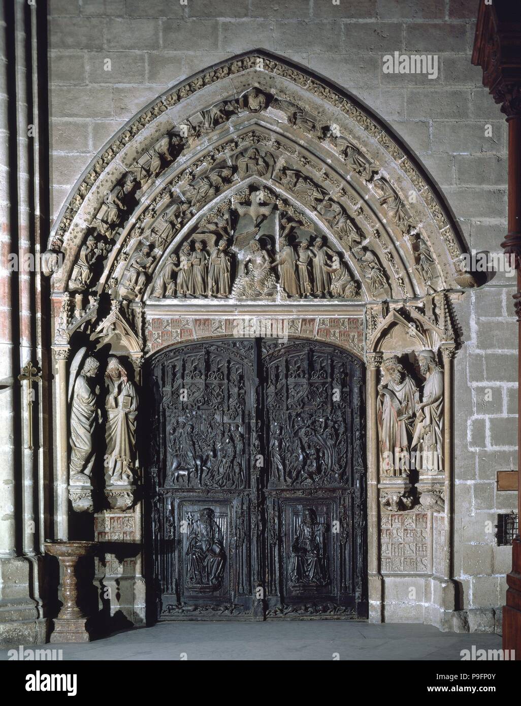 PORTADA GOTICA DE ENTRADA AL CLAUSTRO - SIGLO XIII -  PUERTAS ATRIBUIDAS A GIL DE SILOE. Author: Maestro Enrique (d. 1277). Location: CATEDRAL-INTERIOR, BURGOS, SPAIN. Stock Photo