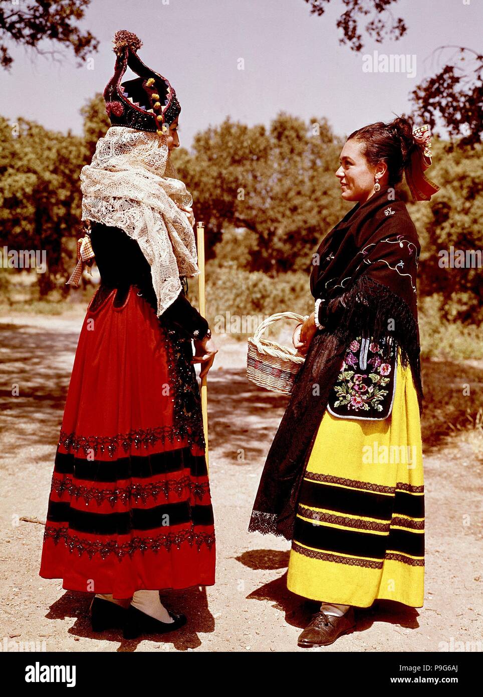 TRAJE REGIONAL ALCALDESA Y MORA (FALTRIQUERA)SEGOVIA. Location: MUSEO DE  ARTE POPULAR, MADRID, SPAIN Stock Photo - Alamy