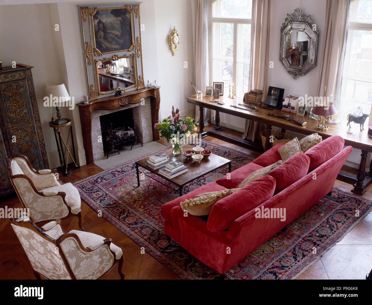 Traditional furniture pink sofa hires stock photography and images Alamy
