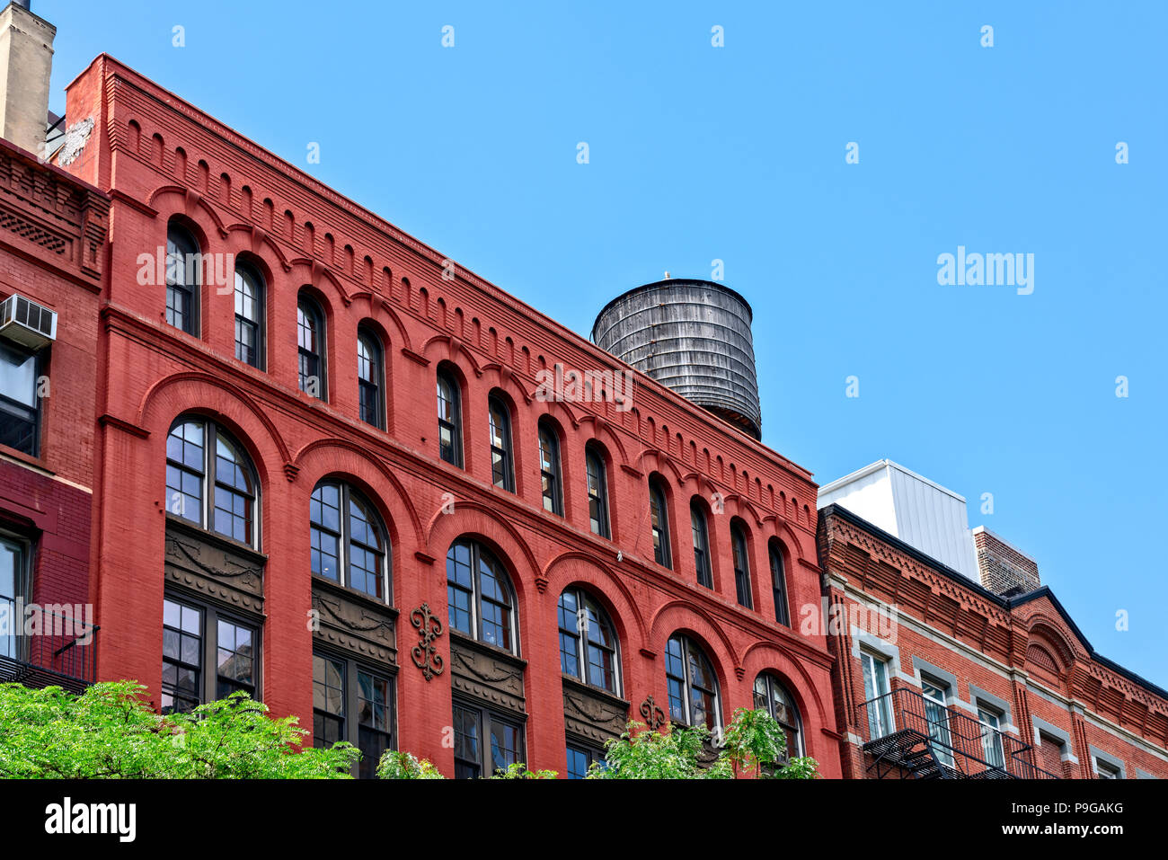New York, NY, Manhattan, Soho.  Looking up at a Cast Iron Building, Water Tank Mounted on the Roof. Stock Photo