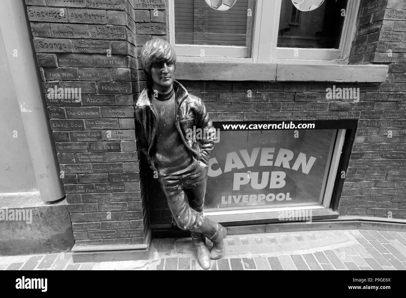 John Lennon statue outside the Cavern club in Mathew Street, Liverpool City, Merseyside, England, UK Stock Photo
