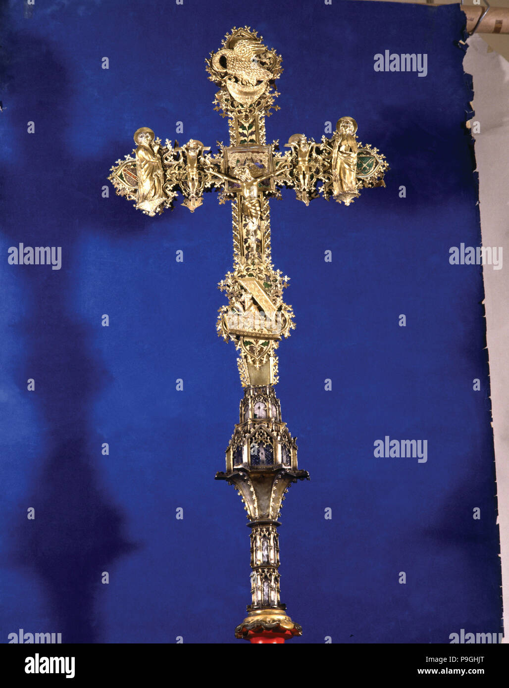 'Processional Cross' (front). Silver gilt and enamelled with sculptural applications, enamel pla… Stock Photo