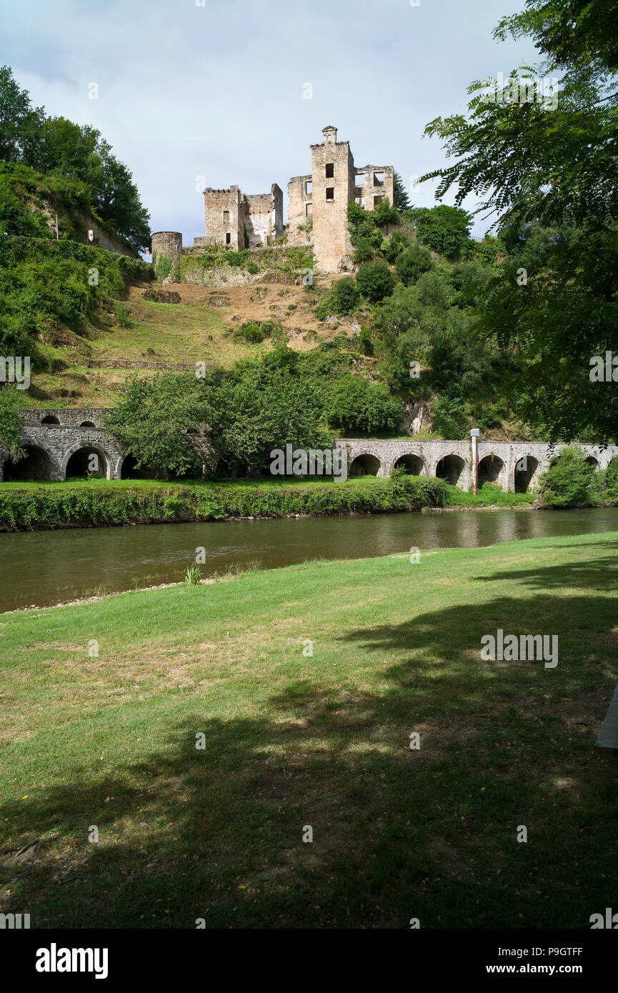 Château/Castle overlooking the river Viaur, in the village of St Martin Laguépie in the Tarn Department, Occitanie, France overlooking Laguépie beach Stock Photo