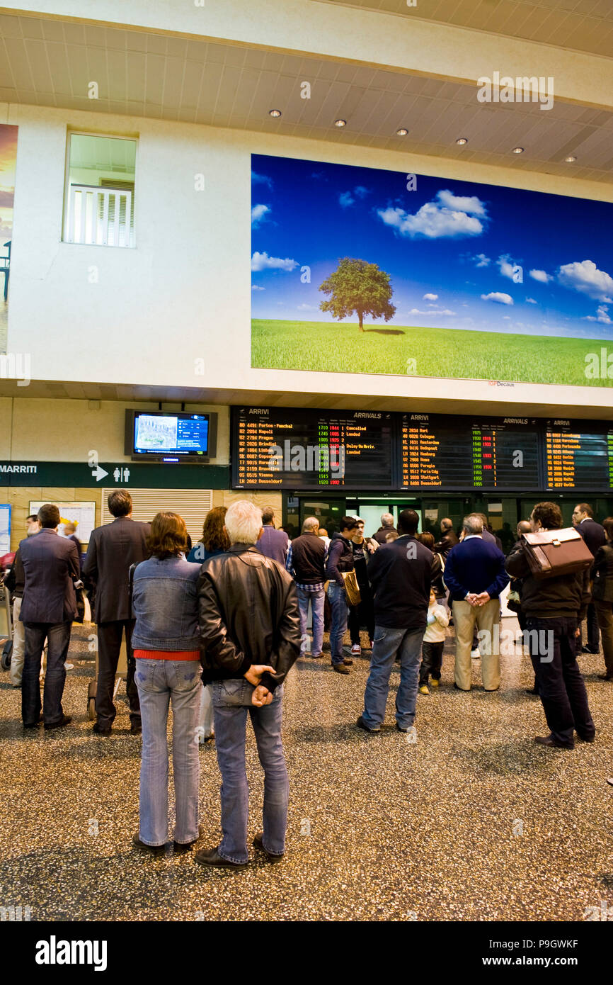 Arrivals terminals hi-res stock photography and images - Alamy