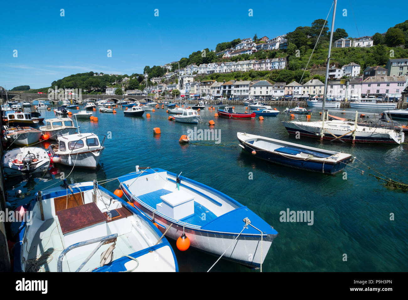 Boats moored in the harbour at the fishing port of Looe, Cornwall ...