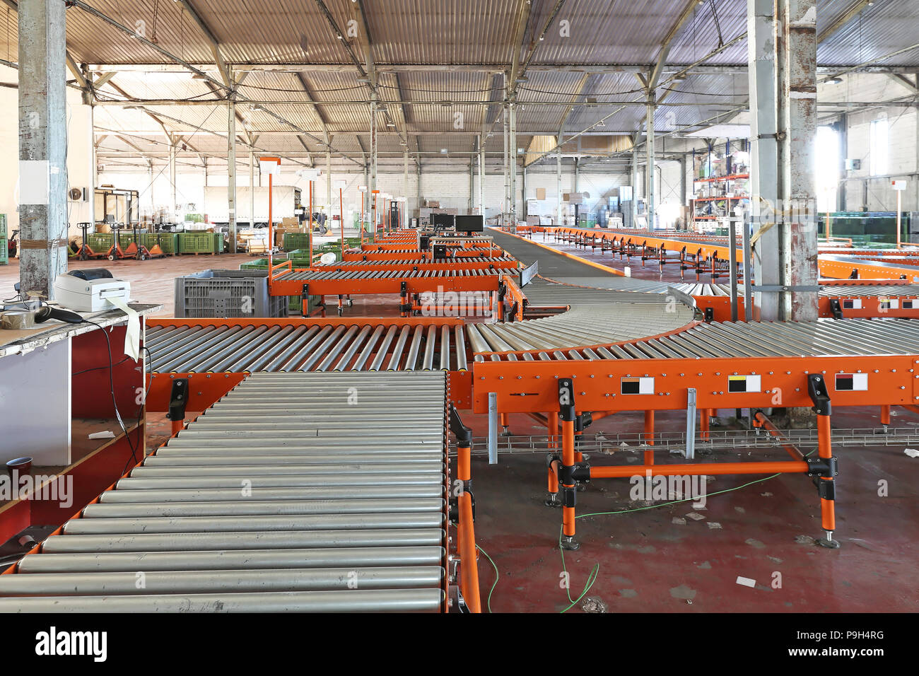 The interior of regional delivery hub warehouse Stock Photo - Alamy