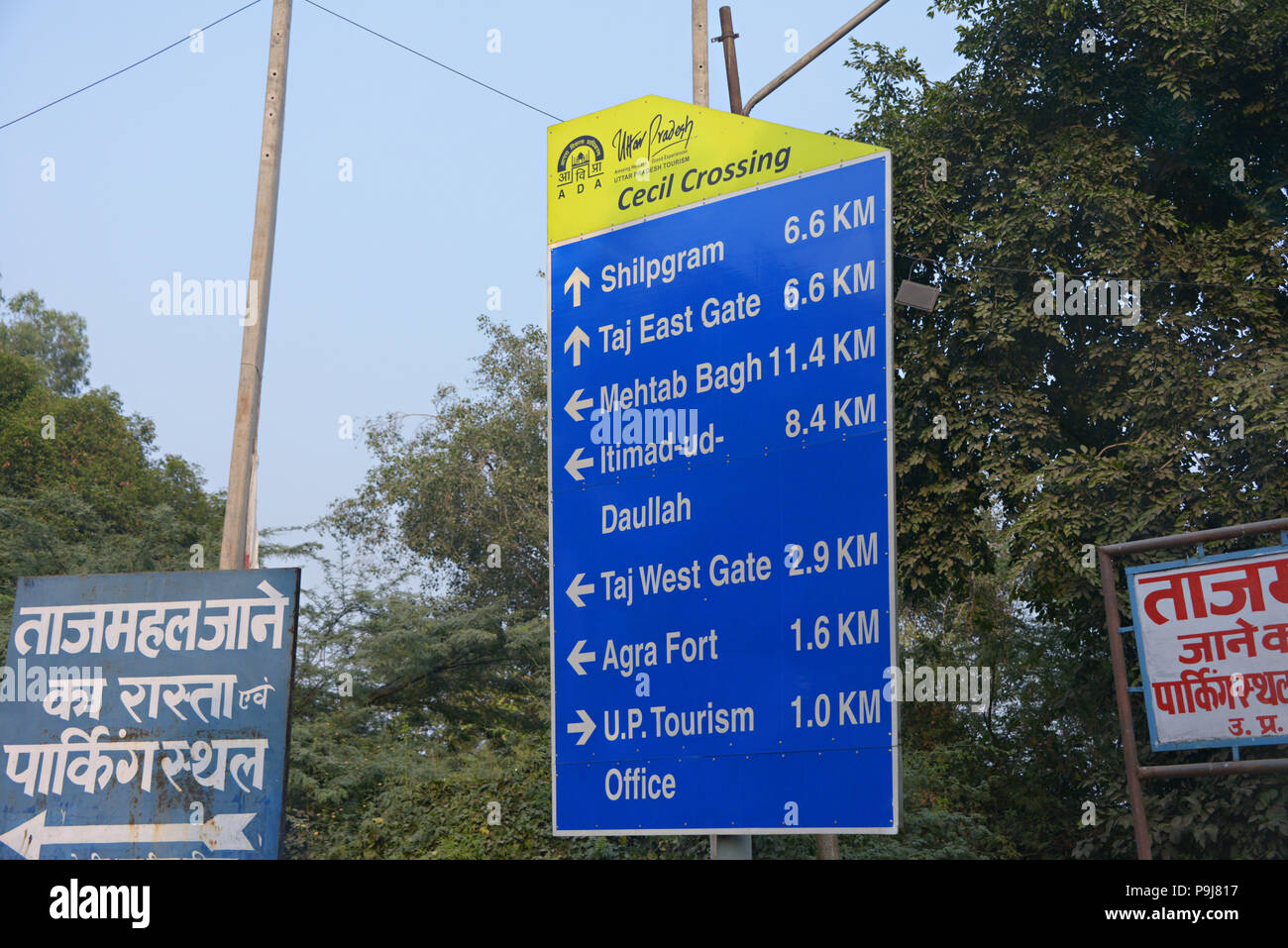 Cecil Crossing giving directions to the Taj Mahal gates Stock Photo Alamy