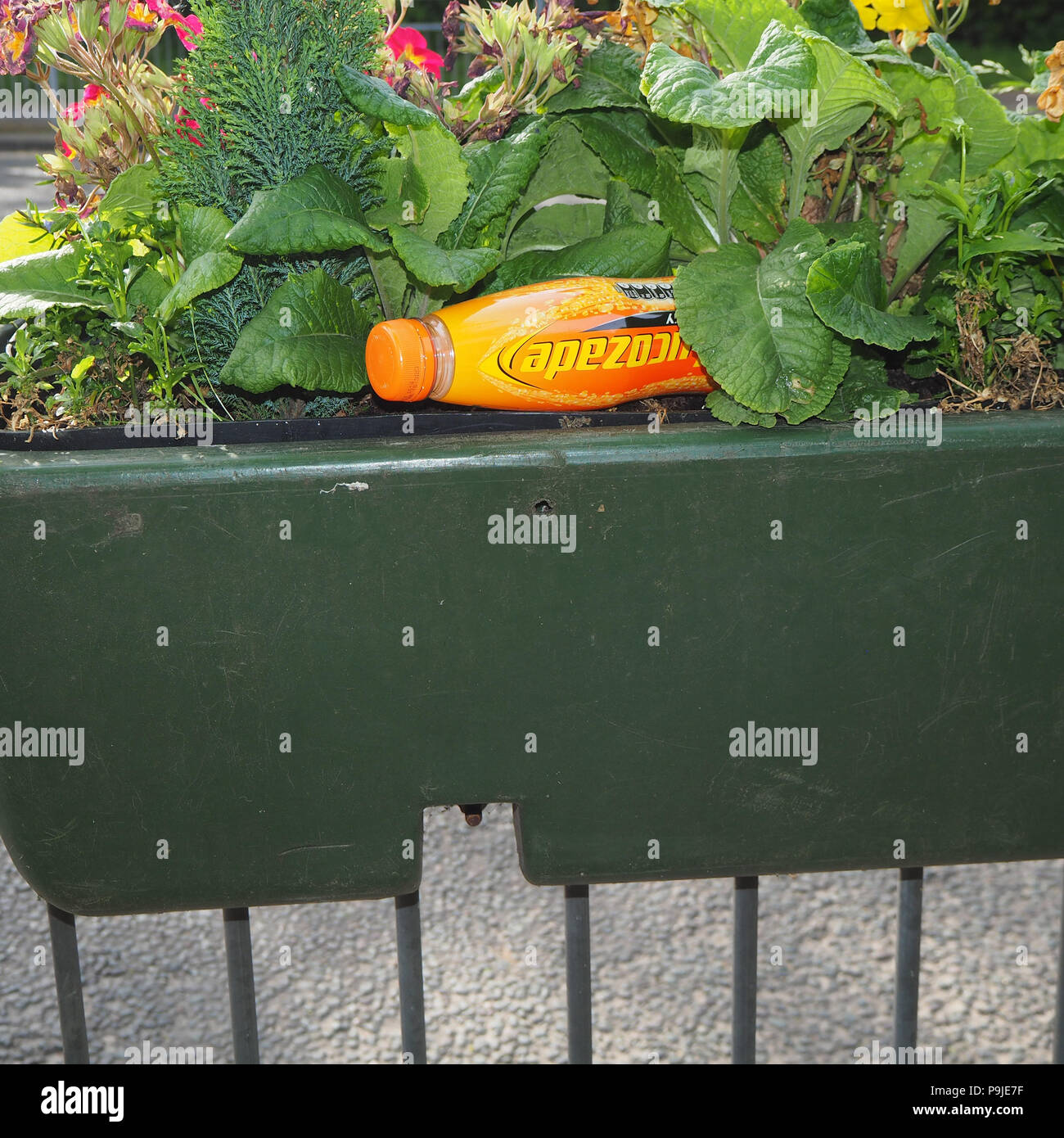 Sneaky dumping of rubbish on the street Stock Photo - Alamy