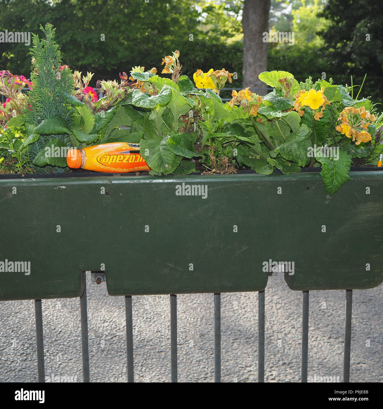 Sneaky dumping of rubbish on the street Stock Photo - Alamy