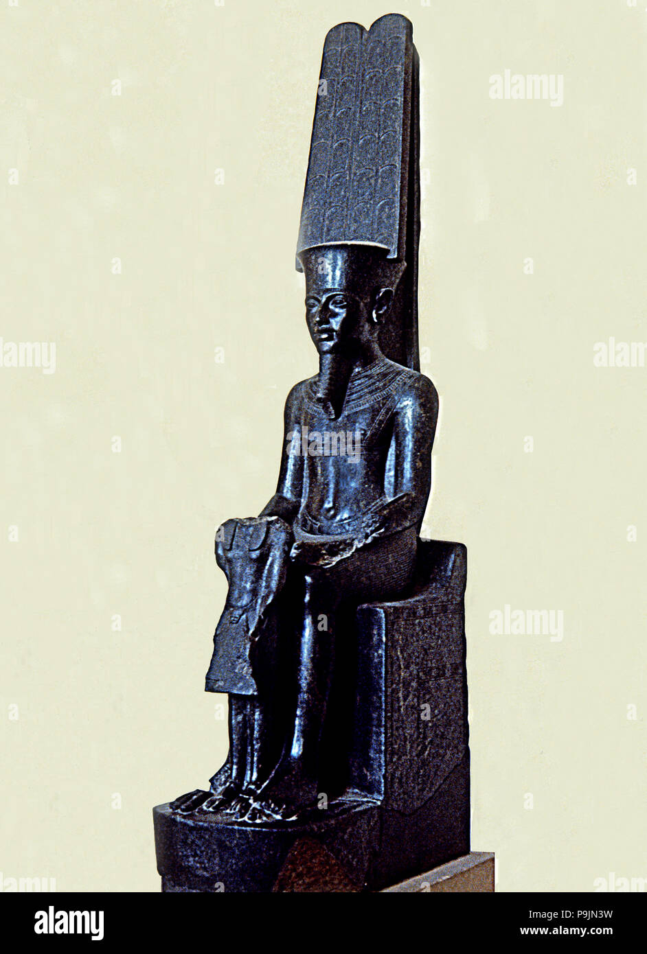Statue of the god Amon protecting Tutankhamen, made in black granite, 1350 b.C., partially destro… Stock Photo