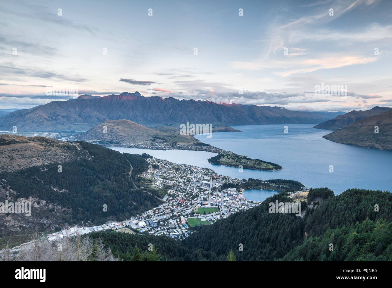 Queenstown and Lake Wakatipu, behind mountain range The Remarkables, Otago, South Island, New Zealand Stock Photo
