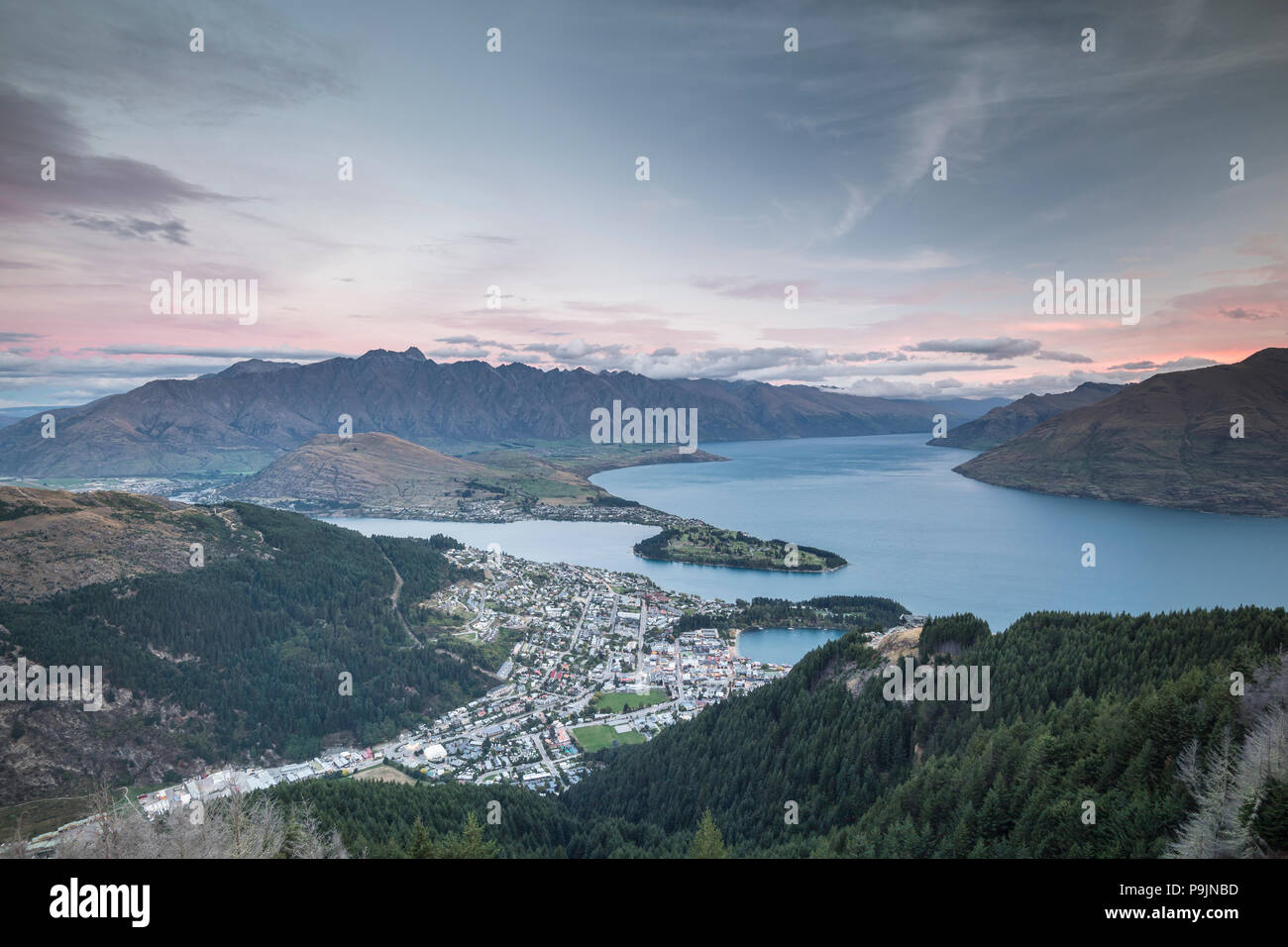 Queenstown and Lake Wakatipu, behind mountain range The Remarkables, Otago, South Island, New Zealand Stock Photo