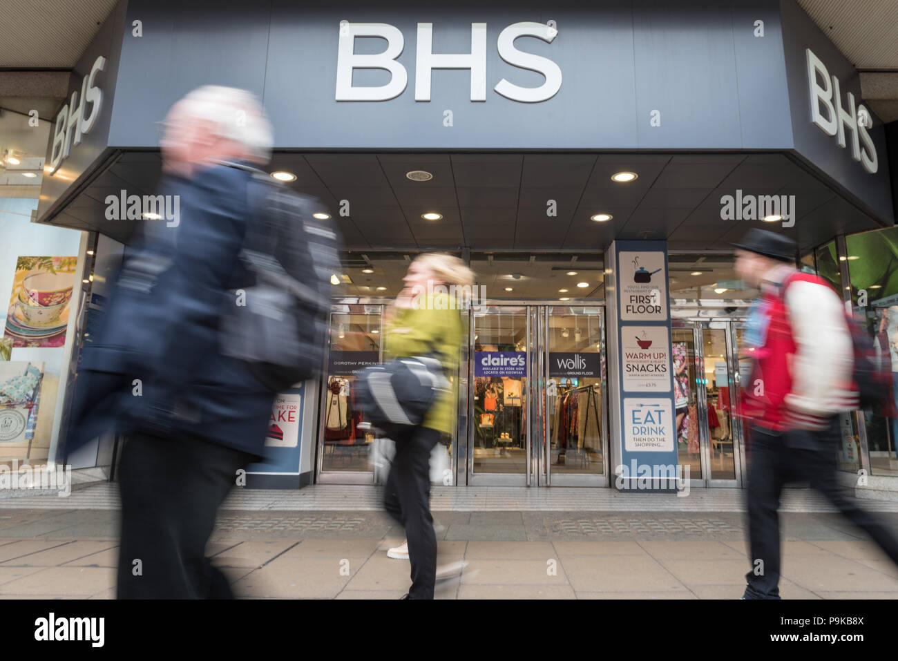 Oxford Street, London, UK. 25th April 2016. The owner of BHS has told staff the struggling retailer will go into administration on Monday after failin Stock Photo