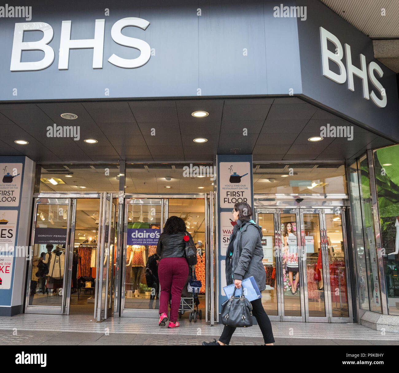 Oxford Street, London, UK. 25th April 2016. The owner of BHS has told staff the struggling retailer will go into administration on Monday after failin Stock Photo
